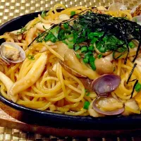 Snapdishの料理写真:オヤジ特製『きのことあさりの和風スパゲッティ♪ しかも鉄板玉子引きで‼︎‼︎  まいう〜( ´ ▽ ` )ﾉ』