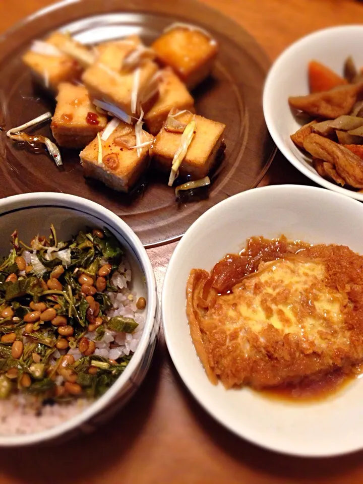 Snapdishの料理写真:モロヘイヤとオクラ納豆のトリプルネバ丼  厚揚げのピリ辛細ねぎ餡|おーじさん