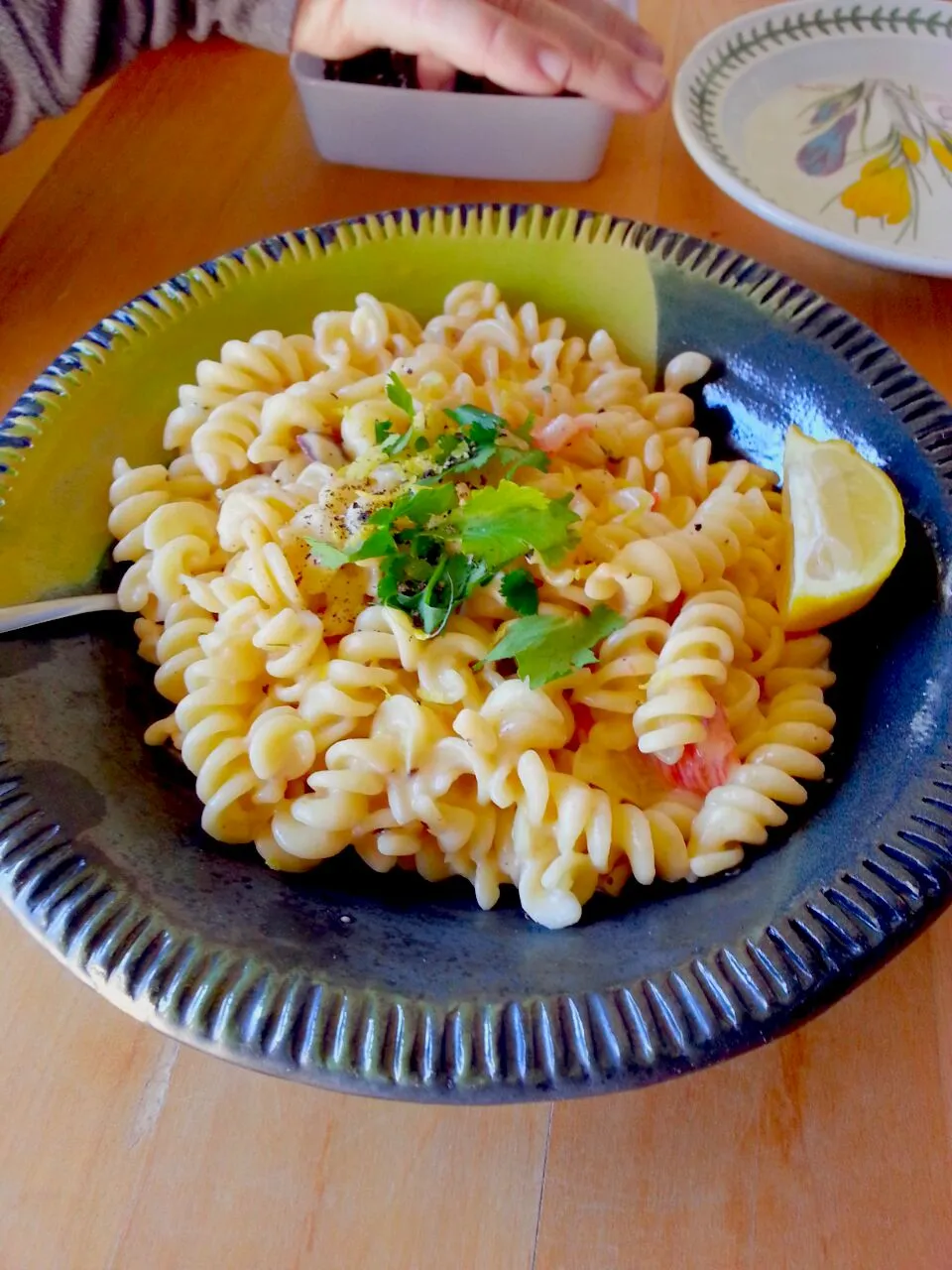 hand made extruded pasta with a creamy tomato olive and coriander sauce|Eytan Seeligsohnさん