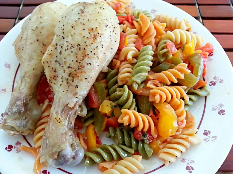 Greek Seasoned Skinless Chicken with Veggie Rotini, Peppers, & Caramelized Onions|Melissa Marie Hallさん