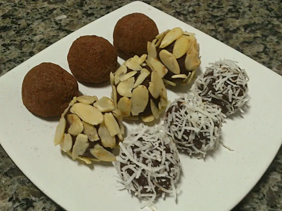 Snapdishの料理写真:Chocolate Truffles|Daniela Cunhaさん