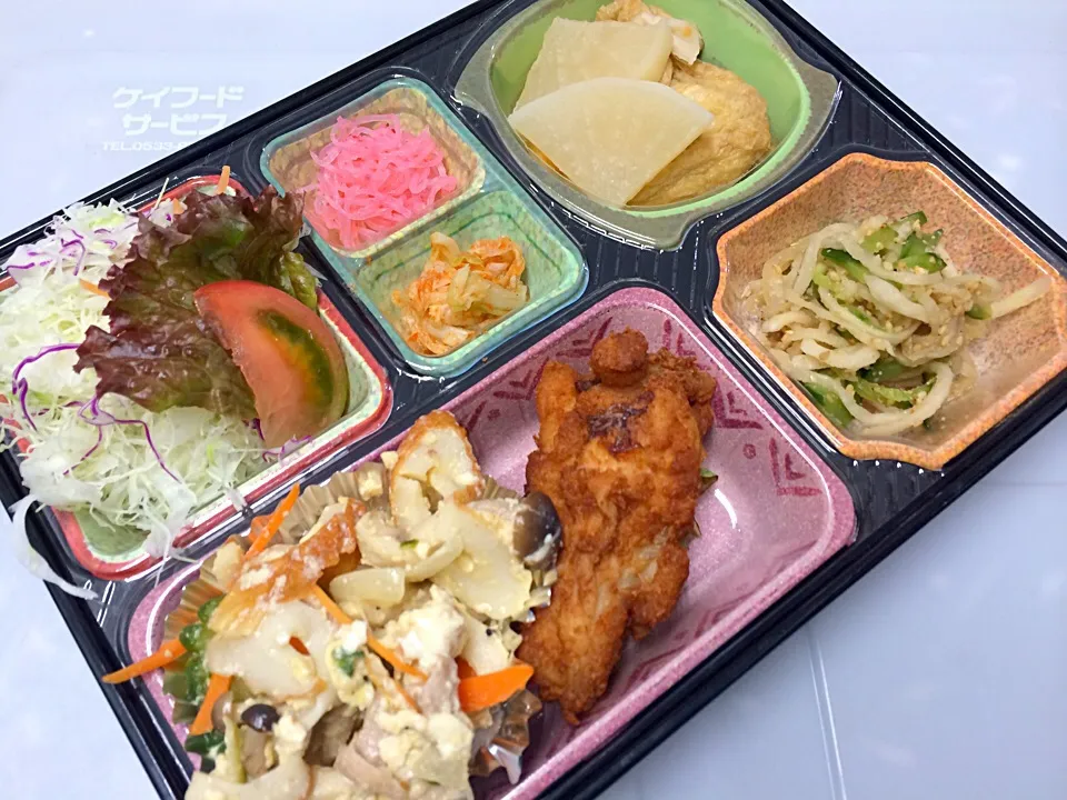 Snapdishの料理写真:鶏手羽元の唐揚げ 日替わり弁当 豊川市の宅配弁当店|Naokazu Kuritaさん