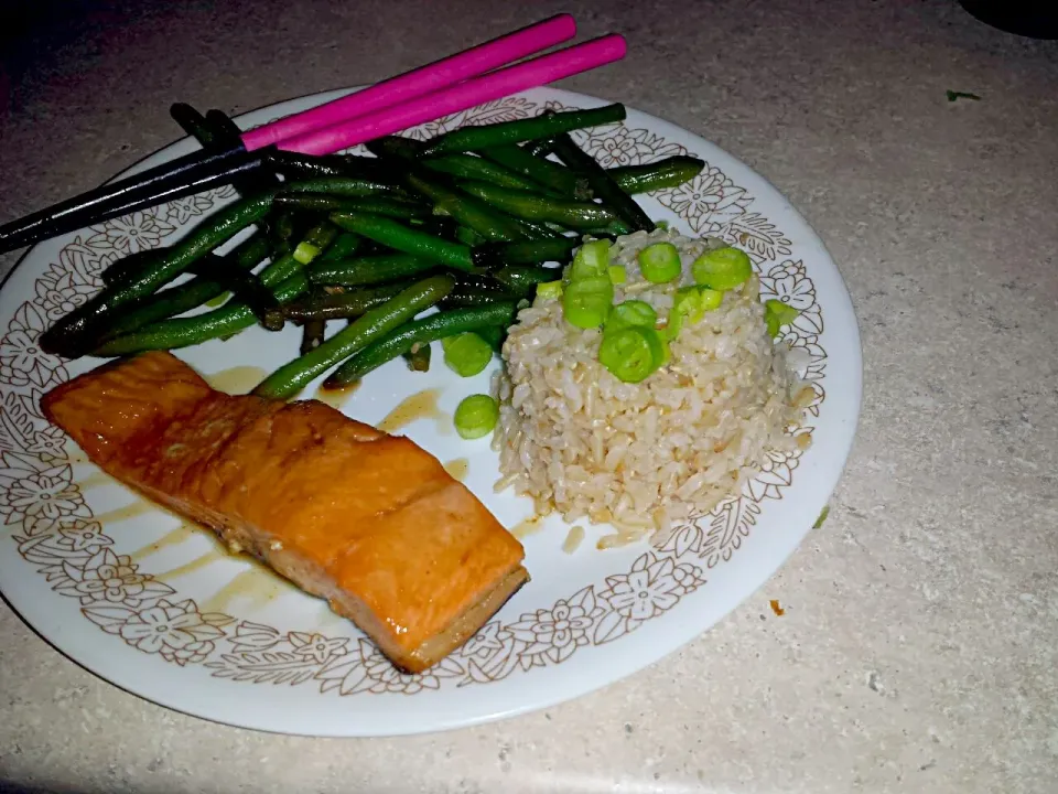 asian inspired dish! honey ginger glazed baked salmon with brown steamed rice and garlic ginger green beans :) #cleaneats|alli clarkさん