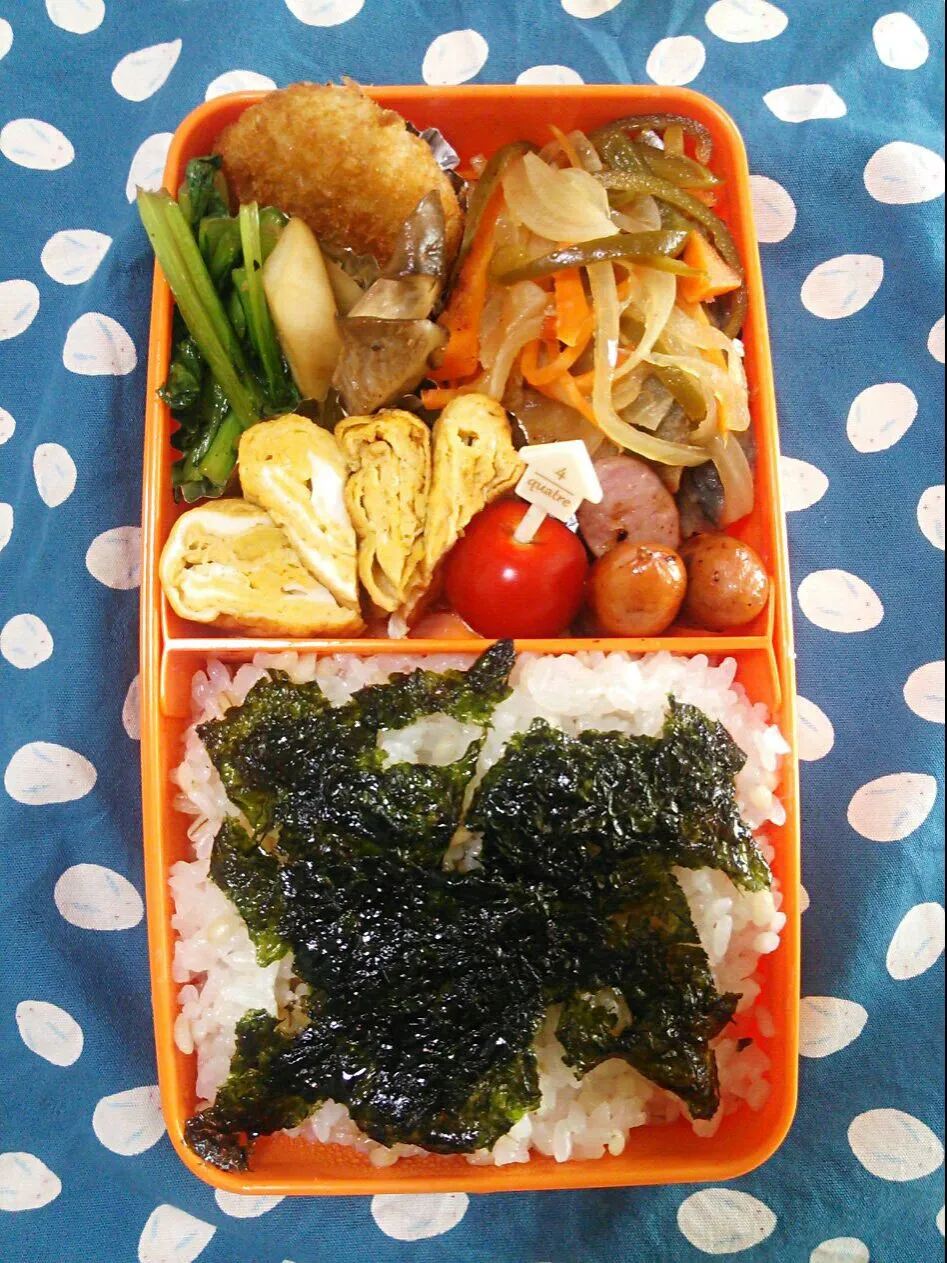 今日のお弁当🍱鯖の南蛮漬け、コロッケ(冷凍)、小松菜とエリンギのバター炒め、卵焼き、ソーセージ(朝ごはんの残りを旦那が黙って入れたもの)|sghrstkさん