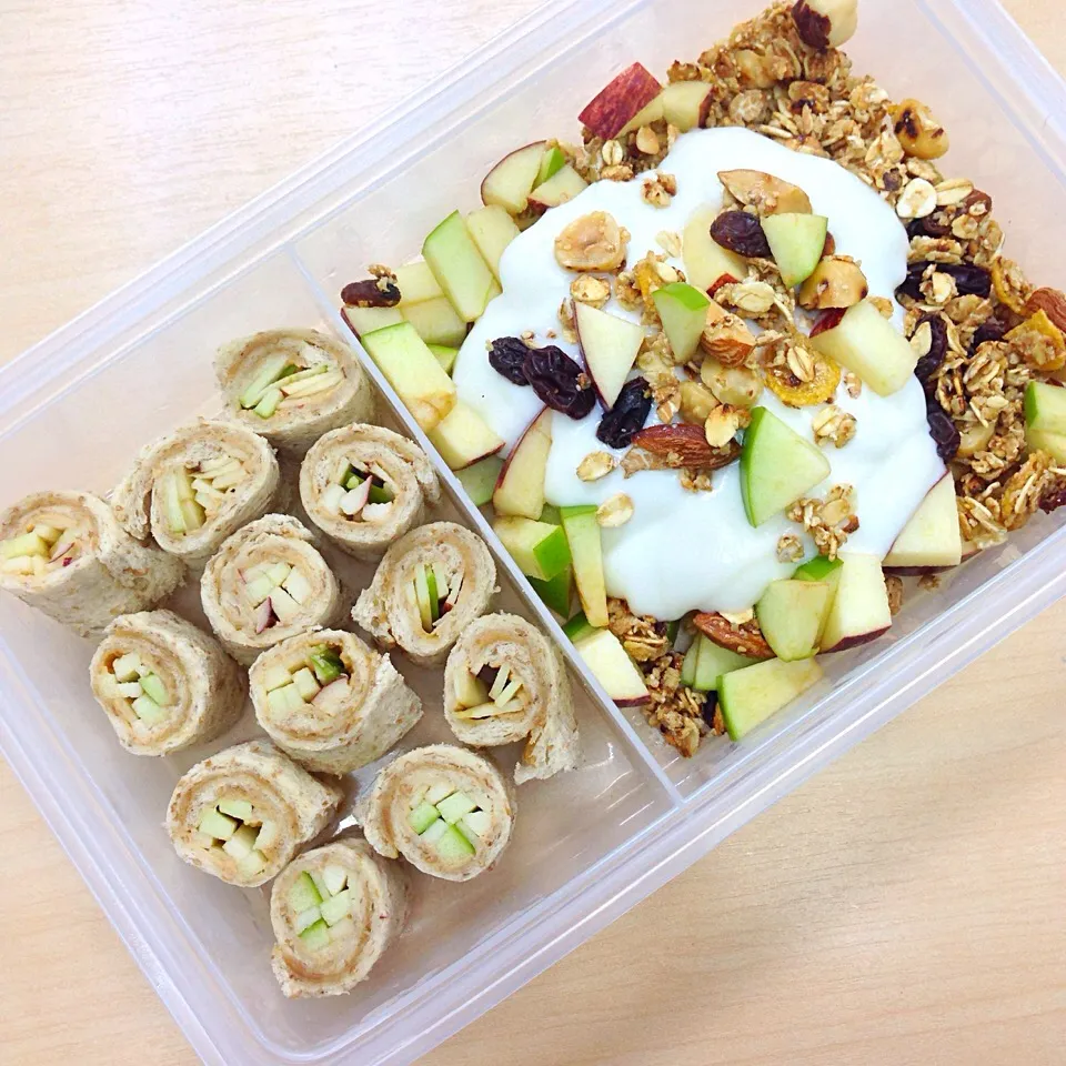 Roll peanut butter + Apple & Granola with Apple mixed Yogurt|wichudaleebonoiさん