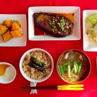 朝ごはんは勝負飯^o^ジャンボ茄子ステーキ、ほくほくかぼちゃ煮、サツマイモサラダオニオンスライス、ヒジキトッピング、玄米ご飯しそ巻き乗せて、根菜たっぷり味噌汁、ハチミツヨーグルト、青汁^o^