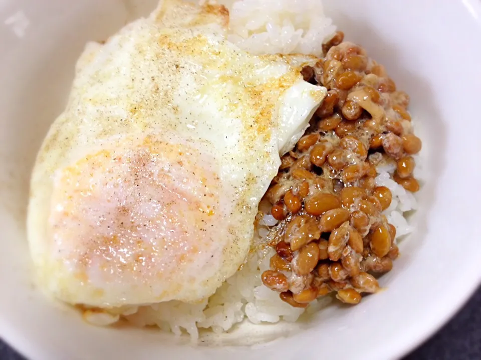 Snapdishの料理写真:目玉焼き納豆丼|gekoさん