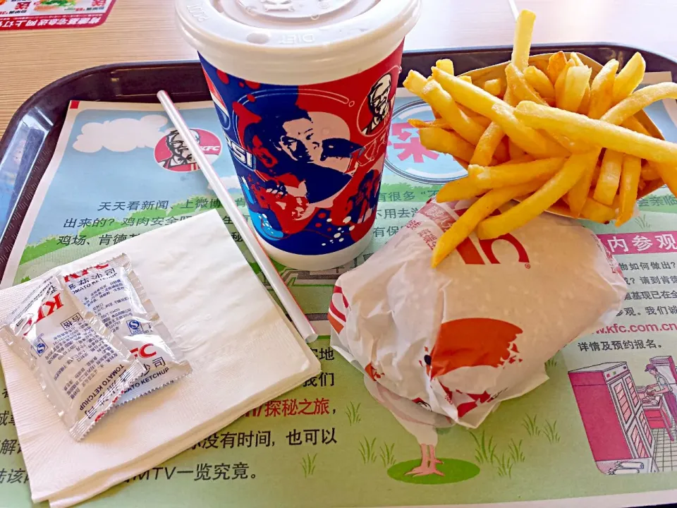 Snapdishの料理写真:My lunch ~KFC 脆鸡八分堡+薯条+苹果气泡果汁  =皿=|Aliceさん