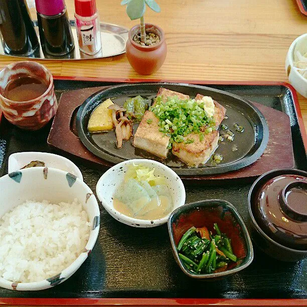 昼食
豆腐ステーキ定食|ふみぃさん