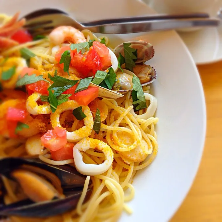 For the perpetually hungry me! Lunchee date with mini-me... Spaghetti with seafood topped with Bottarga in oil sauce.|チェリーリンさん