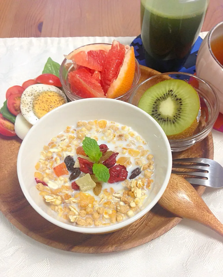 Branch with basil tomato and egg salad, fresh pink grapefruits, kiwi and granola and dried fruits with milk|Kumigarさん