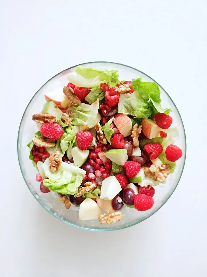 Waldorf salad with pomegranate, raspberry and honey yoghurt dressing|12Dragonさん