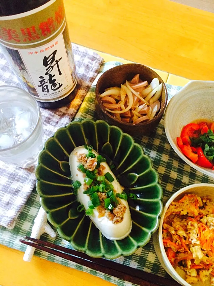 休日の昼飲み。友達の弟が鯖の切り身ほぐし、奄美島みそで合えた魚味噌、冷や奴にトッピング。|hiromangeさん