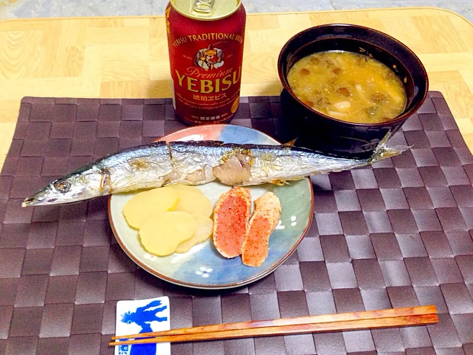 Snapdishの料理写真:秋刀魚の塩焼き・炙り明太子・沢庵・茸たっぷり汁|Tarou  Masayukiさん