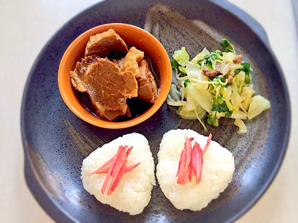 朝ごはん 豚肩の角煮 キャベツとかいわれのアンチョビ和え おにぎり(お家で漬けてる紅生姜のせ)|あかりさん