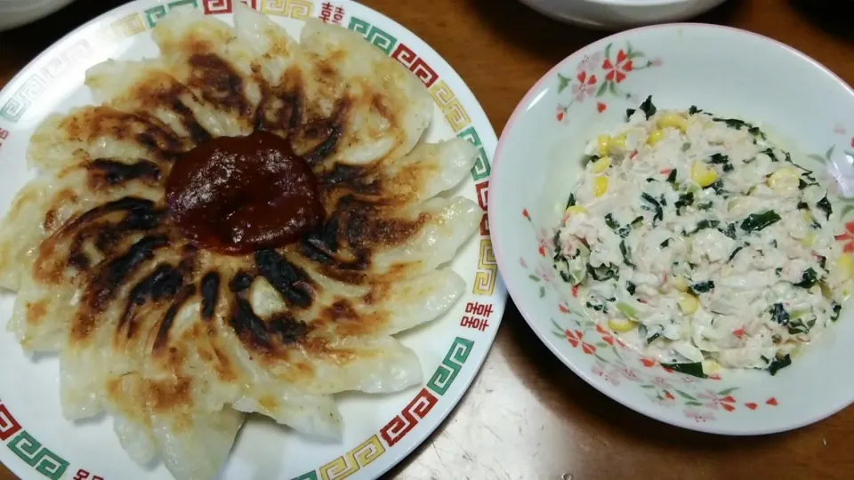 Snapdishの料理写真:チーズ餃子とシーチキンわかめ|Nanami Izumiさん