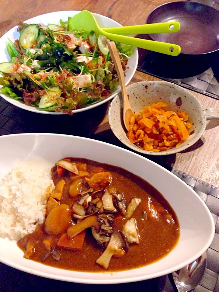 Snapdishの料理写真:今日はカレー😍🍛チキンとキノコのカレー🍄お豆腐とサニーレタスのチョレギサラダ🍀|まみりんごさん