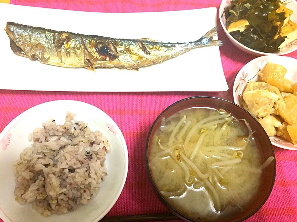 Snapdishの料理写真:夜ご飯(秋刀魚、ワカメと厚揚げの煮物、大根味噌、もやしと椎茸のお味噌汁、雑穀米)|ゆにょさん