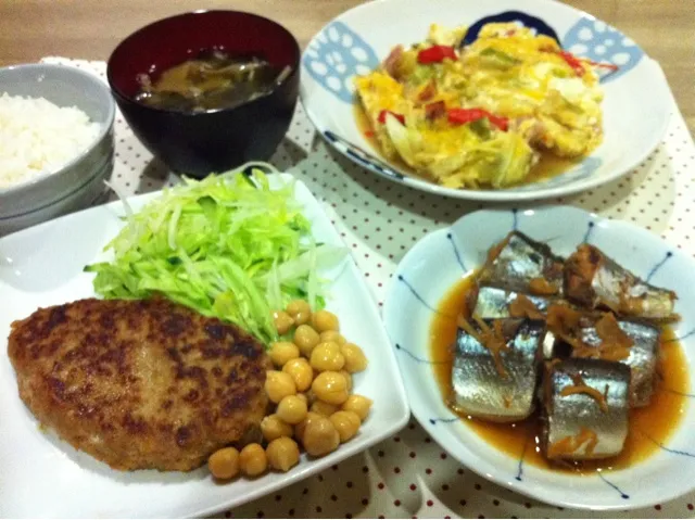 22日晩御飯〜豚ハンバーグ・さんま生姜煮・キャベツ玉ねぎ炒め煮卵とじ・舞茸わかめ味噌汁|まーままさん