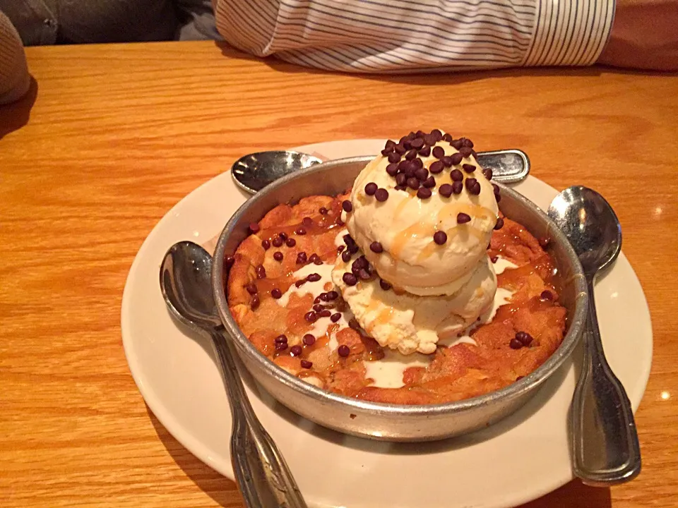 Birthday pizzookie @ BJs with mom and dad|victoria valerioさん