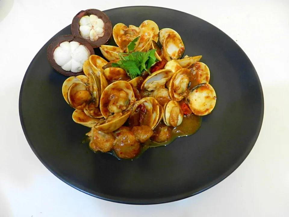 Stir fried clams with mangosteen in tamarind sauce|PSAVAGEさん