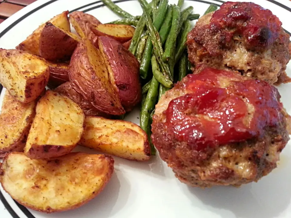 Mini Meatloaves with Seasoned French Style Green Beans & Red Potatoes|Melissa Marie Hallさん