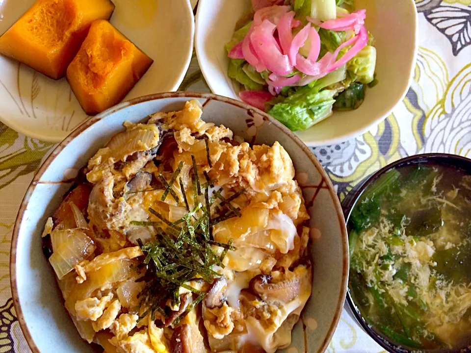 Lunch for myself.  残り物ランチ。卵丼は昨日の使い残しの玉ねぎと戻した椎茸。|mamakumiさん