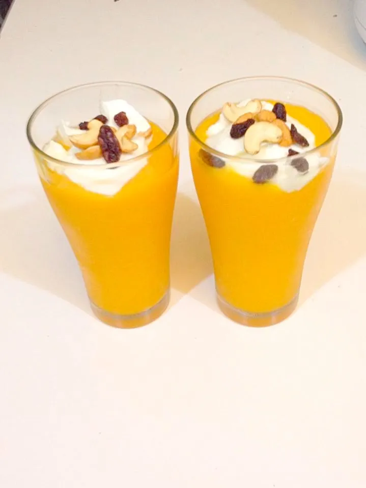 Mango Lassi topped with yogurt cashews and raisins|PSAVAGEさん