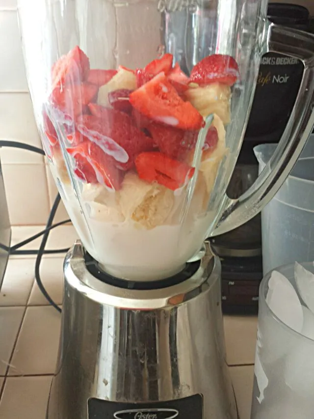 fresh strawberry and banana smoothie|Crisi Marie Garciaさん