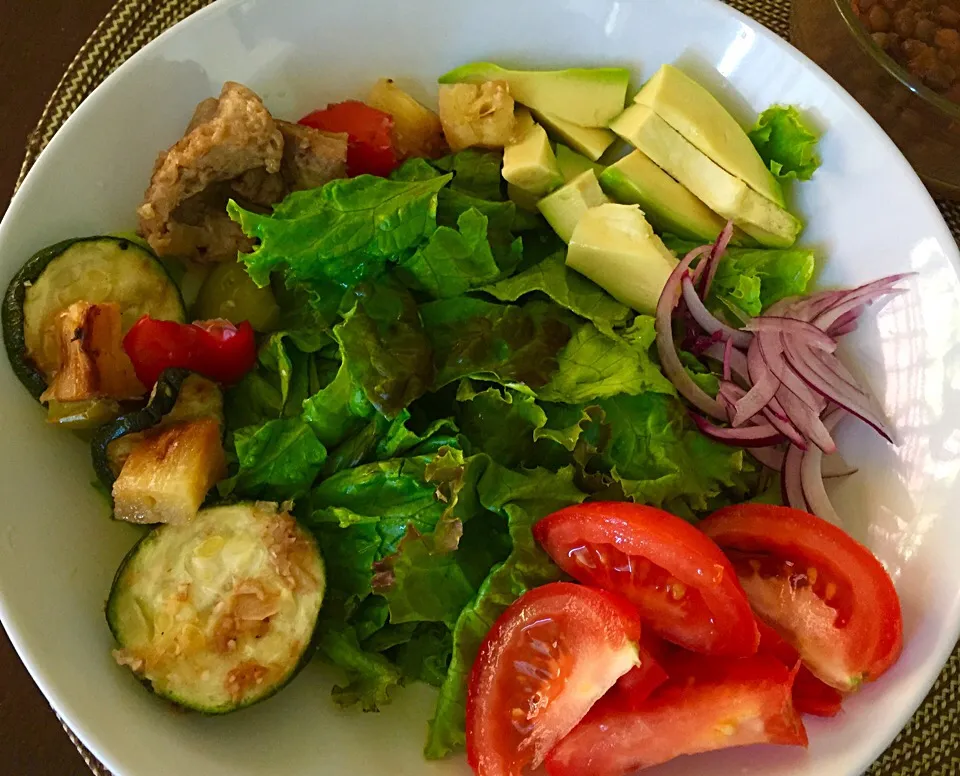 Snapdishの料理写真:Vegan salad bowl: grilled zucchini, peppers and gluten, lettuce, tomato, onion, avocado and corn|victoria valerioさん