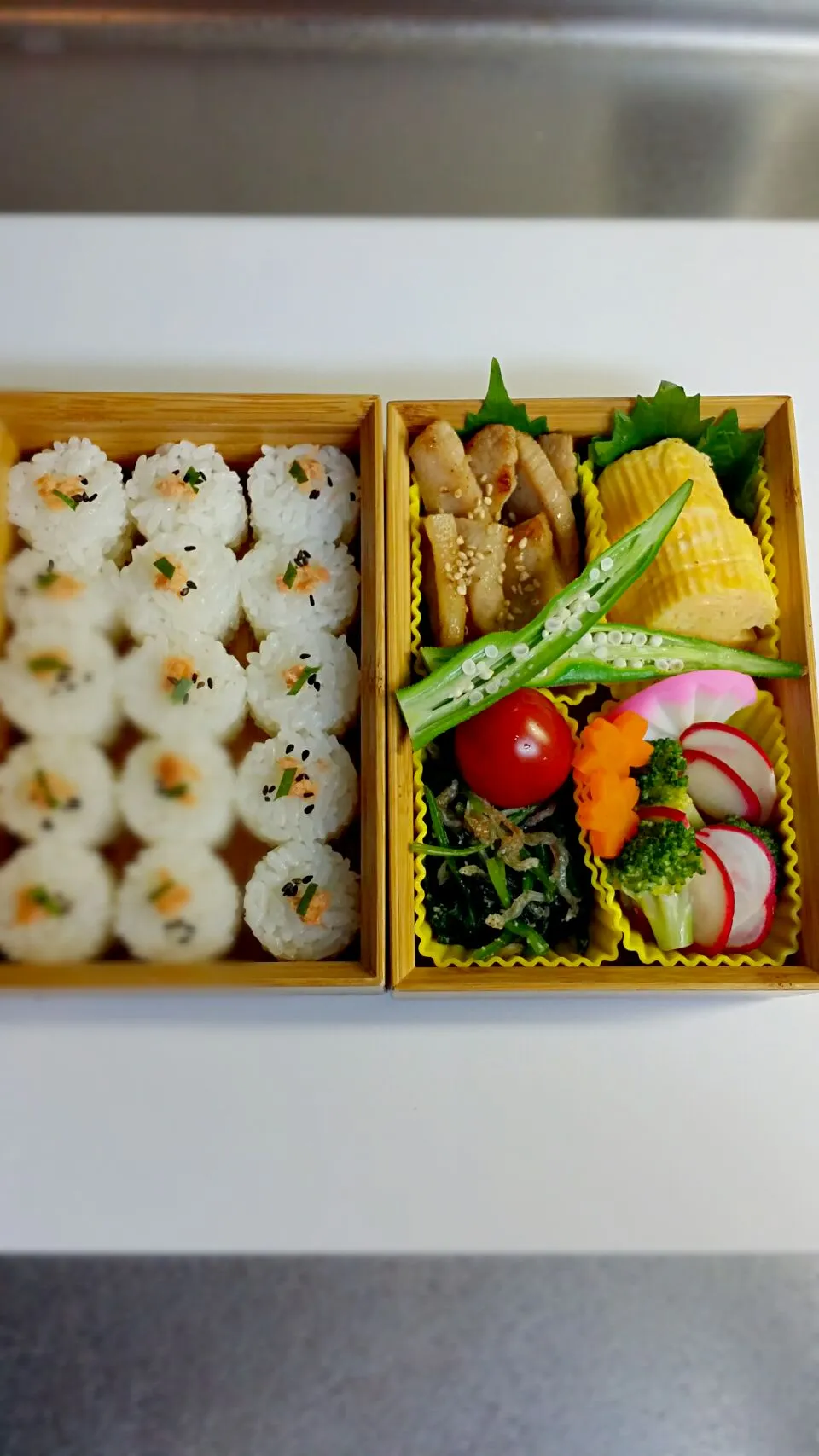 《水曜日のお弁当》🍱

・豚とろ焼き
　（牡蠣醤油　高石さんからのプレゼント）
・だし巻き玉子
・ほうれん草としらすの胡麻和え
・ブロッコリー、ラデッシュの酢の物

行ってらっしゃ～い♡|藤田 まり子さん