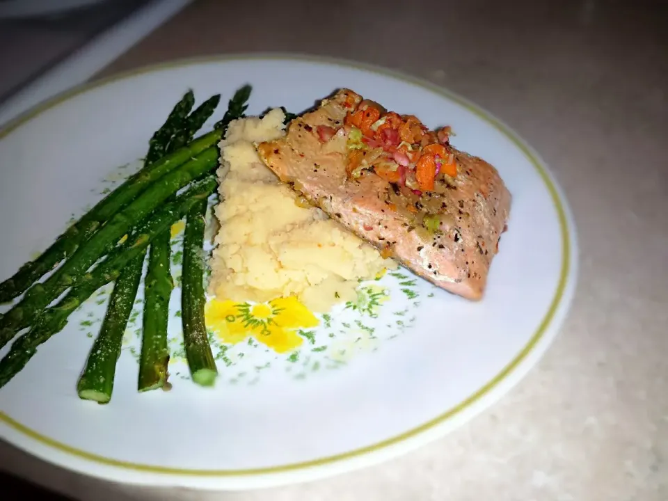 Snapdishの料理写真:baked salmon with mashed cauliflower and parm roasted asparagus :) #cleaneats|alli clarkさん