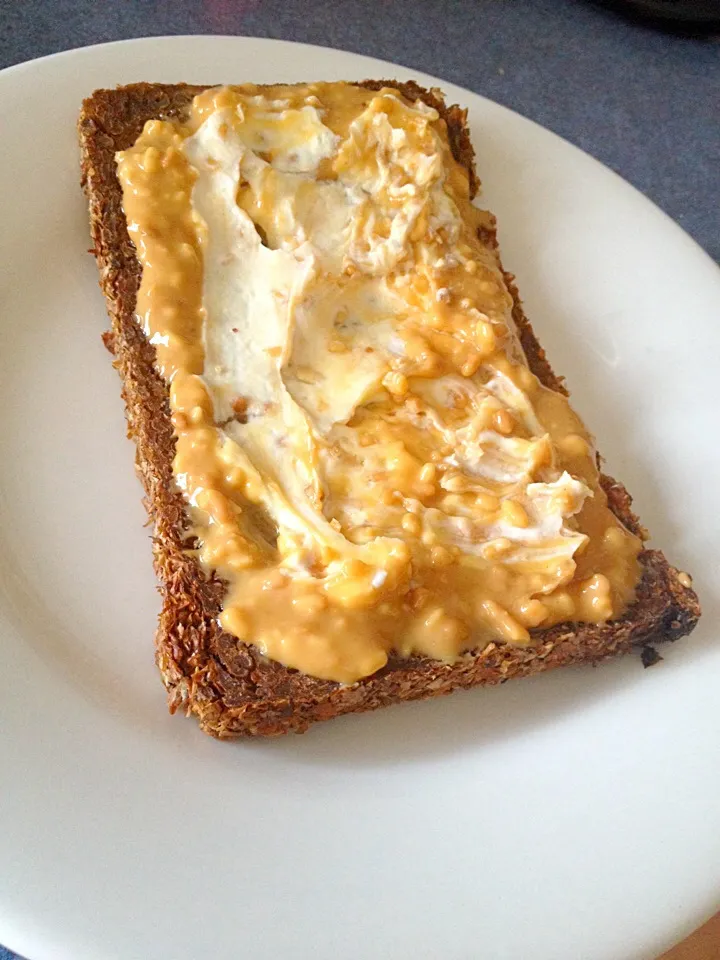 Pumpernickel with peanuts butter and homemade cream cheese|Madoka Parker-Hillさん