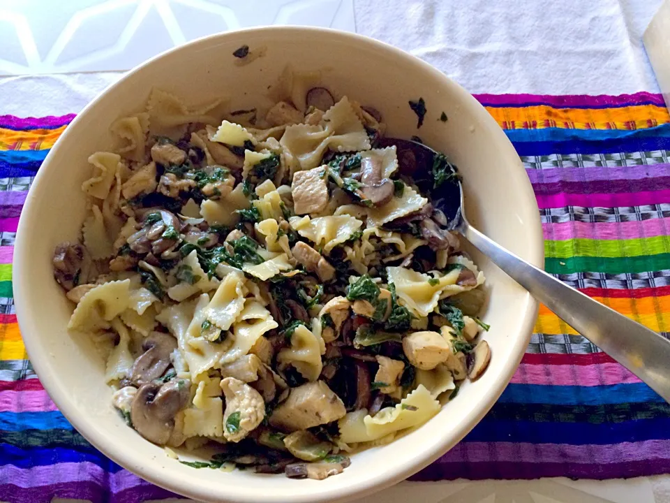 Farfalle with chicken, cremini mushrooms, and Swiss chard|dorkas noriegaさん