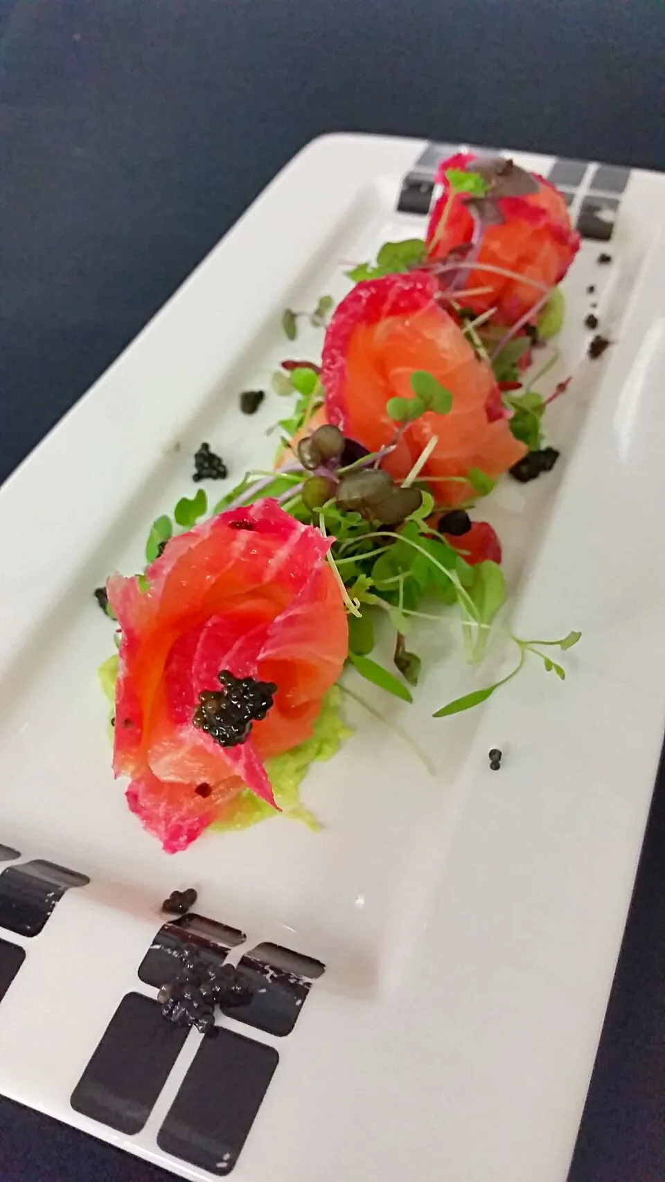 beetroot cured salmon with microherbs and black caviar|Luke Smithさん