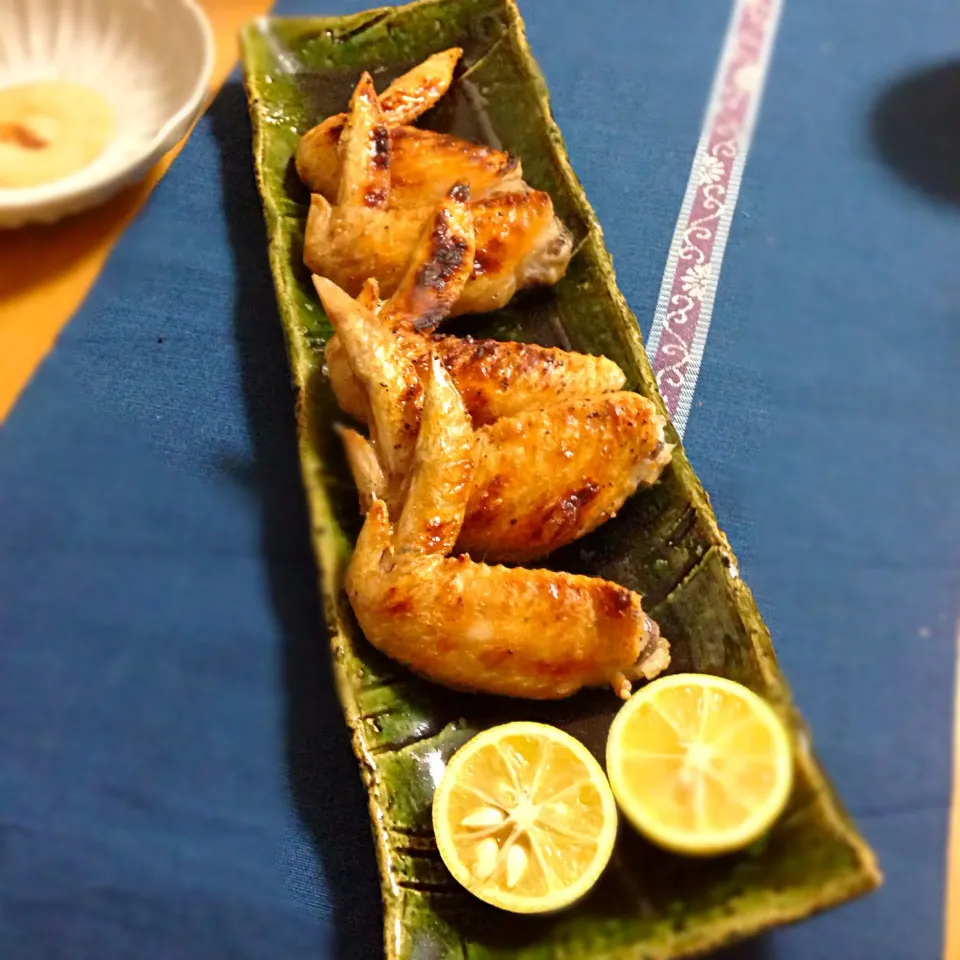 Snapdishの料理写真:手羽先塩焼き  魚焼グリルが大活躍！皮はパリッと中はジューシーに。焼き鳥屋さんの定番メニューをお家で♥️|kctreeさん