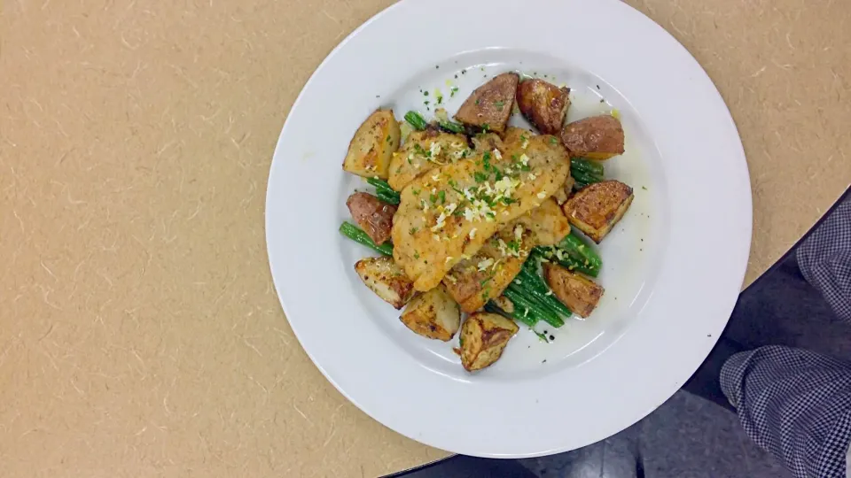 flat fish with garlic and rosemary potatoes  and sauteeing  green beans|sheree smithさん