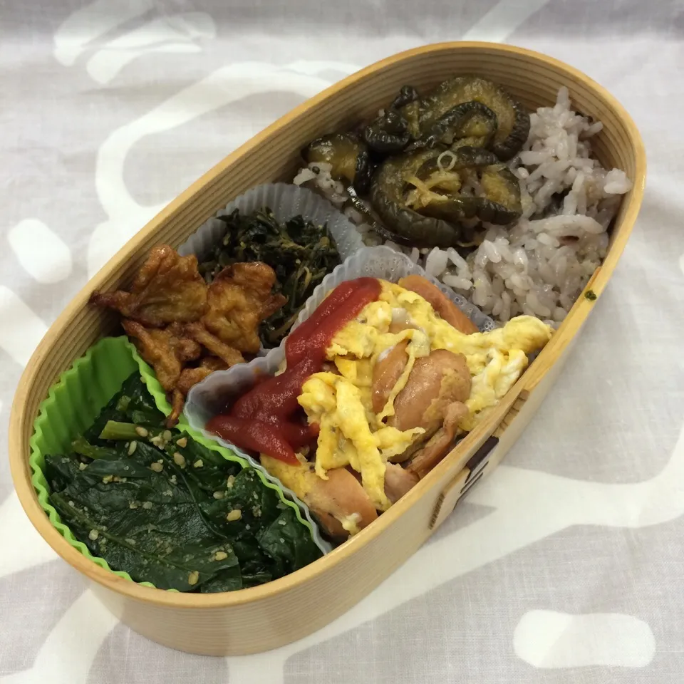 弁当（ソーセージ玉子炒め、ほうれん草胡麻和え、木胡椒、野菜天、きゅうり佃煮）|SasaMasa213さん