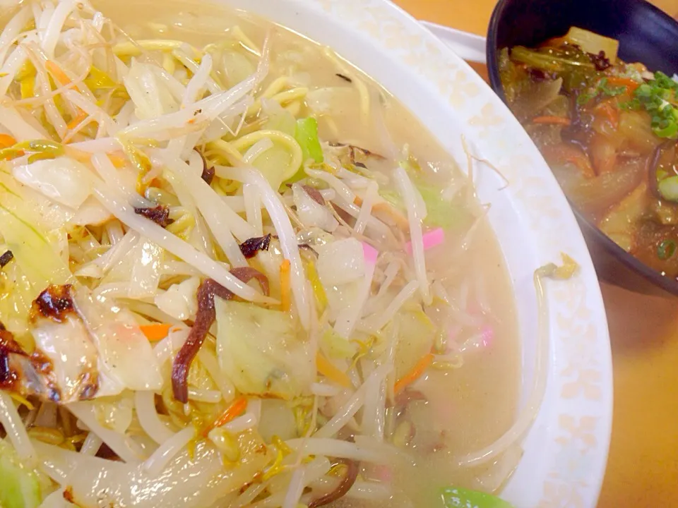 Snapdishの料理写真:華さん食堂のチャンポン＆中華丼|Masahiko Satohさん