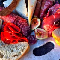 Cheese & Meat Plate served with Wine|Jasmine Croomさん