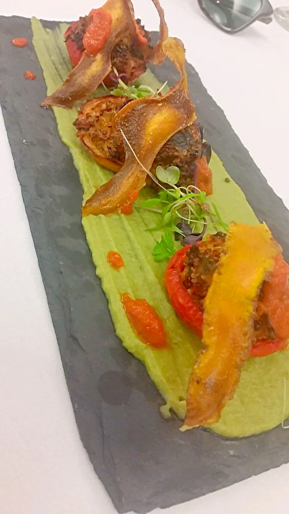 Le Poivron farci (stuffed baby bell peppers) stuffed with vegetarian quinoa, avocado and leek puree with sweet potato ribbon crisps|Luke Smithさん