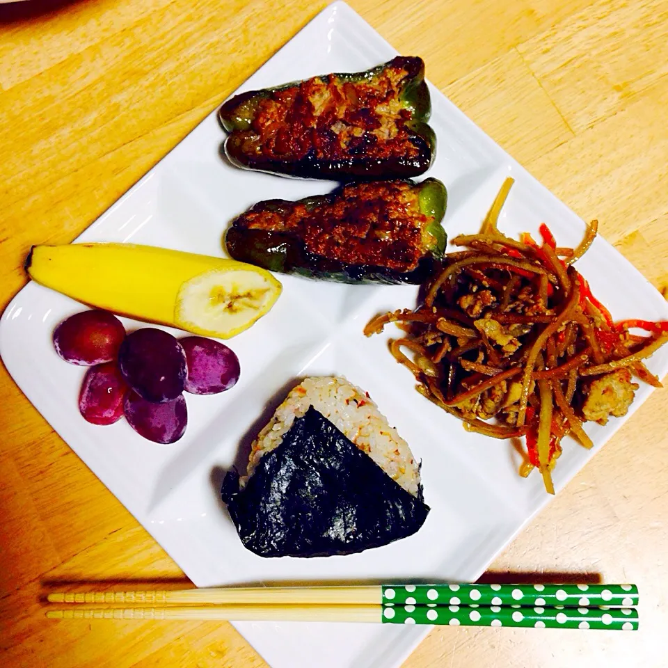 Piman-niku zume, kinpira gobou, katsuo onigiri and Grapes and bananas for dessert|Laarni Nabongさん