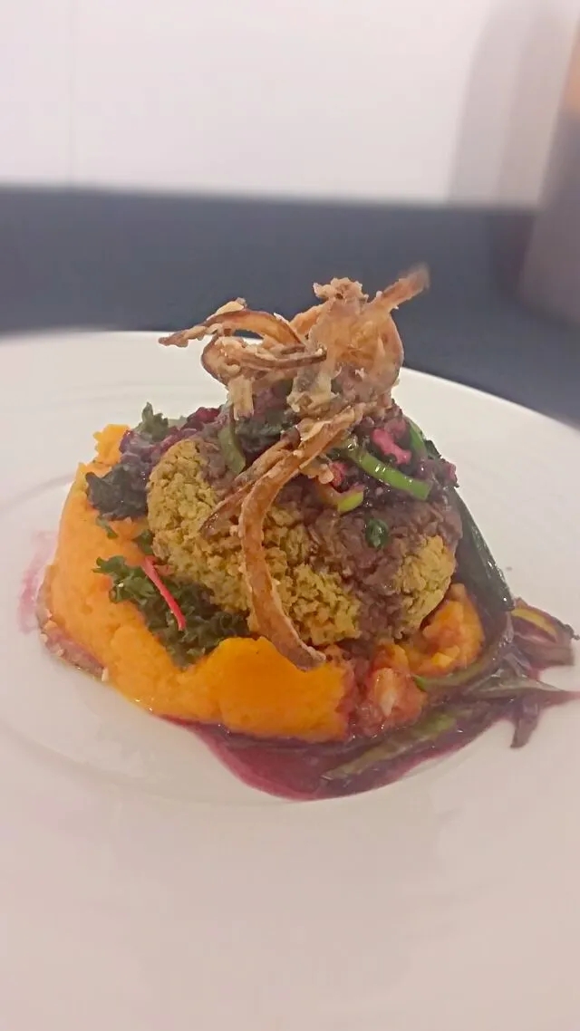 vegetarian rissole with parsnip and carrot mash, crispy kale flakes and onion rings with thyme and leek jus.|Luke Smithさん