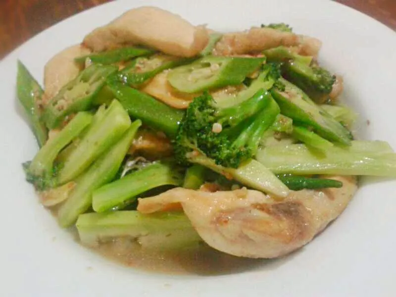 stir fried okra and broccoli with grilled chicken fillets
 #homemade #food #fusion #foodie #foodporn #healthydiet # Yummilicious|Kenex Kum Chee Kuanさん