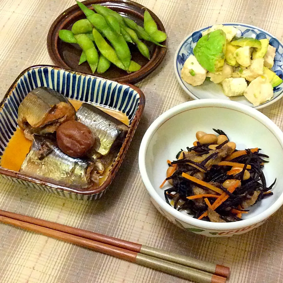 Snapdishの料理写真:秋刀魚の梅煮 大豆とひじきの煮物 ささみとアボカドのサラダ|ちょこりんさん