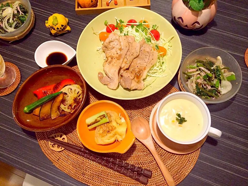 今夜は豚の生姜焼き、納豆きんちゃく焼き、焼き野菜バルサミコ酢かけ、空芯菜とロースハムナンプラーエスニックサラダ、豆乳コーンスープです。|かれんさん