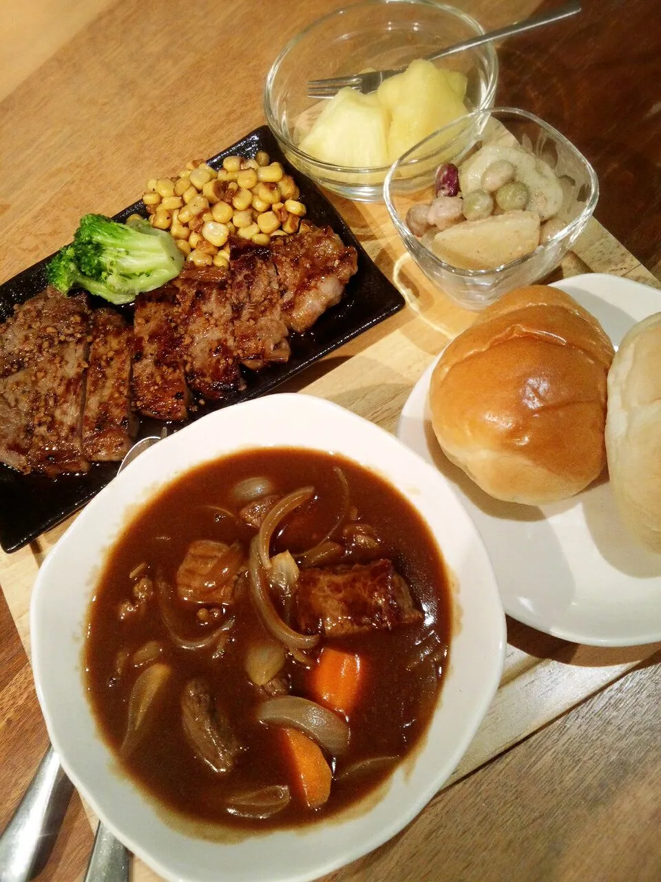 秋のお肉祭り開催中～♪ガーリックステーキ、ビーフシチュー、サツマイモと豆のサラダ、ロールパン、パイナップル～ ٩(๑> ₃ <)۶♥|マカロンさん