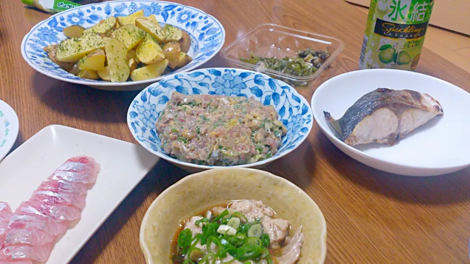 ・鯵のなめろう
・どんこの肝和え
・ほうぼうの刺し身
・イナダの塩焼き
・つぶ貝と昆布の山葵和え
・キタアカリの揚げ焼き（青海苔かけ）|ようかんさん