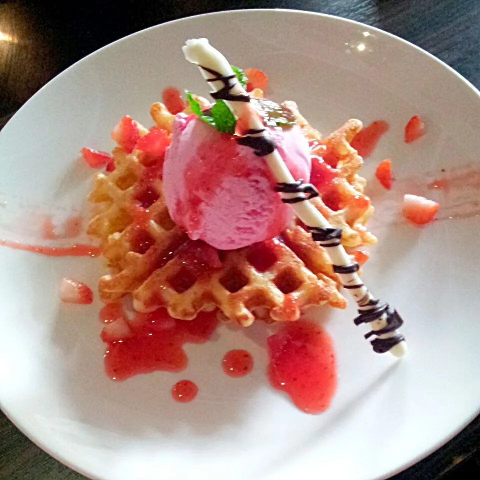 strawberry waffle 🍰🍦🍨🍧|Cici Rosalinさん