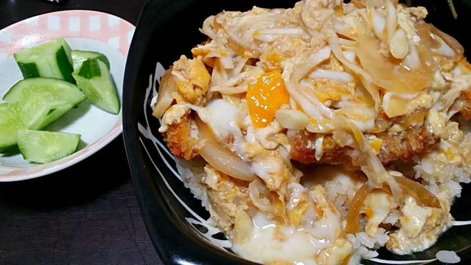 Snapdishの料理写真:チキンカツとじ丼♬|みーさん